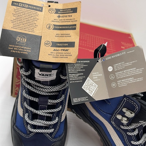 Vans WMNS Ultrarange Exo Hi
Navy/Black
VN0005VANGV
Sneakers - Picture 12 of 16